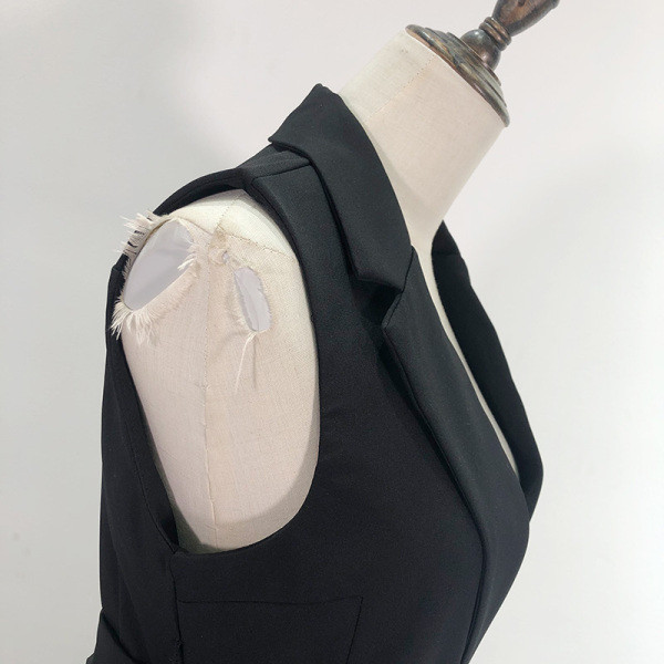 Modern testre szabott mellény gombokkal és fekete övvel