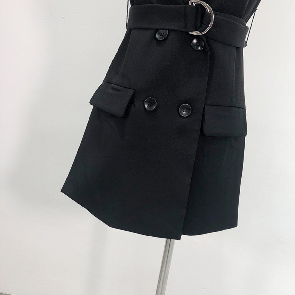 Modern testre szabott mellény gombokkal és fekete övvel