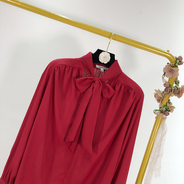 Piros színű, elegáns női ing, nyakkivágással szalaggal