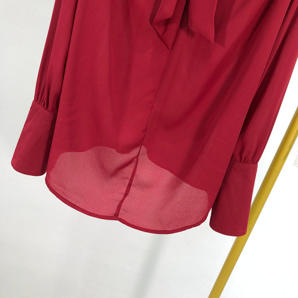 Piros színű, elegáns női ing, nyakkivágással szalaggal