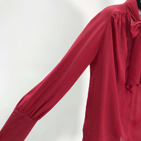 Piros színű, elegáns női ing, nyakkivágással szalaggal