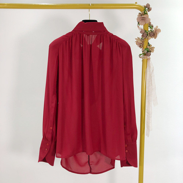 Piros színű, elegáns női ing, nyakkivágással szalaggal