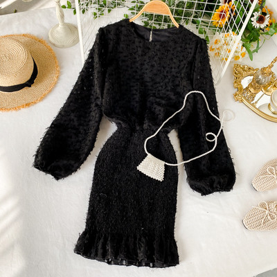 Bézs és fekete színű női ruha kerek nyakkivágással és hosszú ujjal