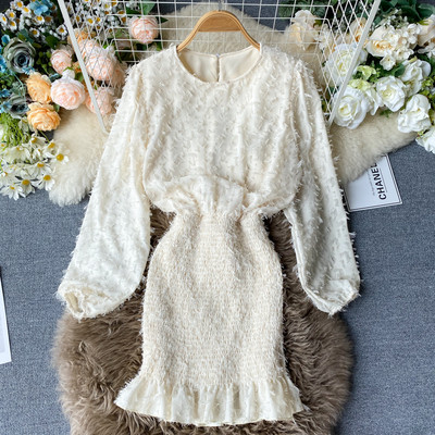 Bézs és fekete színű női ruha kerek nyakkivágással és hosszú ujjal