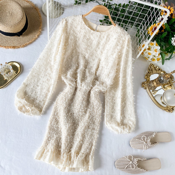 Bézs és fekete színű női ruha kerek nyakkivágással és hosszú ujjal