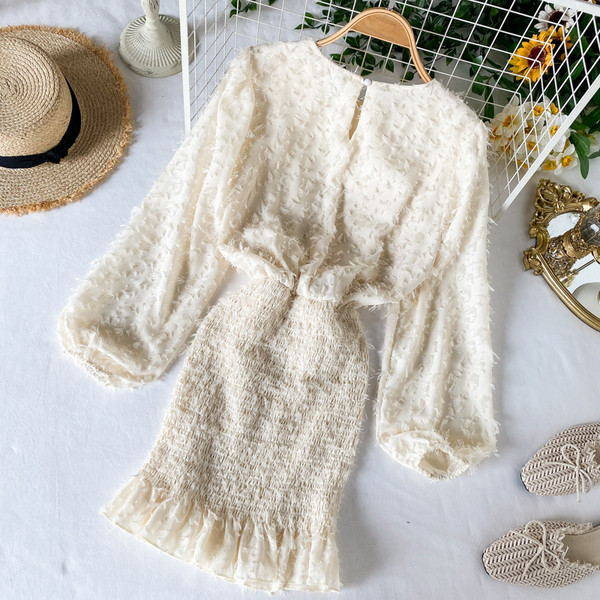 Bézs és fekete színű női ruha kerek nyakkivágással és hosszú ujjal