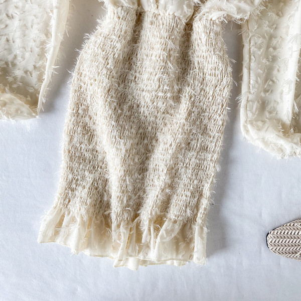 Bézs és fekete színű női ruha kerek nyakkivágással és hosszú ujjal