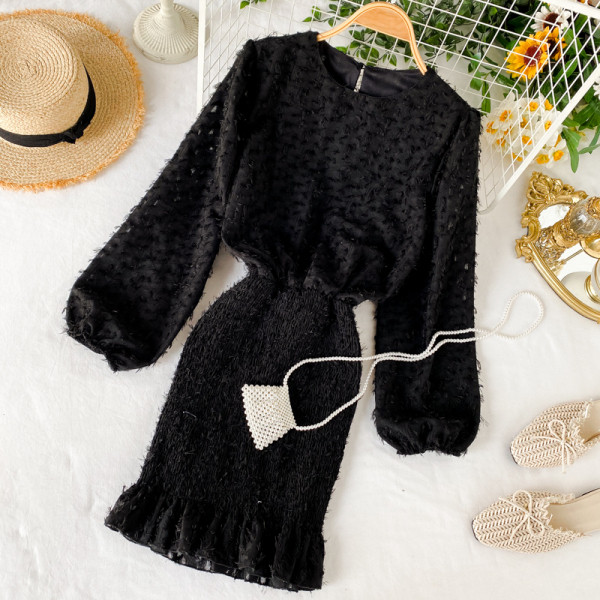 Bézs és fekete színű női ruha kerek nyakkivágással és hosszú ujjal