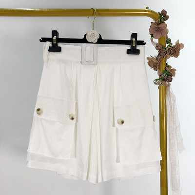 Къси летни панталони с колан и джобове в бял цвят