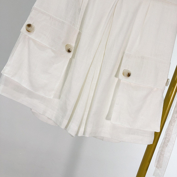 Nyári rövidnadrág fehér övvel és zsebekkel