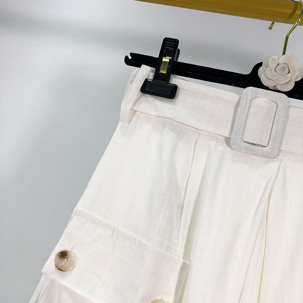 Nyári rövidnadrág fehér övvel és zsebekkel