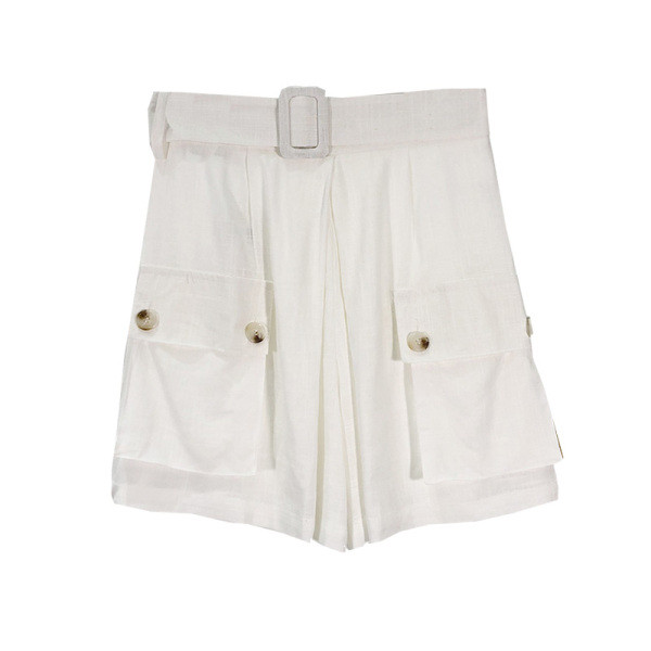 Nyári rövidnadrág fehér övvel és zsebekkel