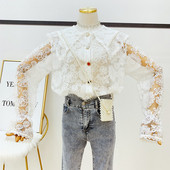 Μοντέρνο γυναικείο πουκάμισο με χρωματιστά κουμπιά σε λαυκό χρώμα