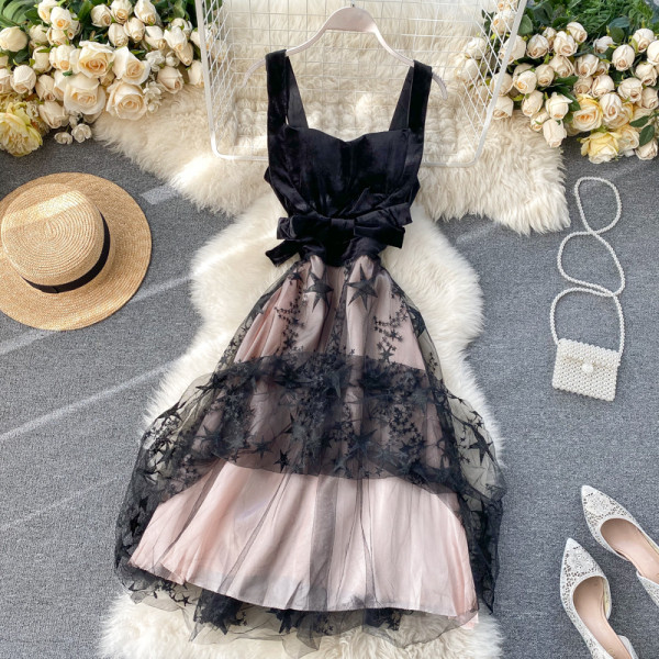 Κομψό γυναικείο μαύρο φόρεμα με λουράκια και τούλι