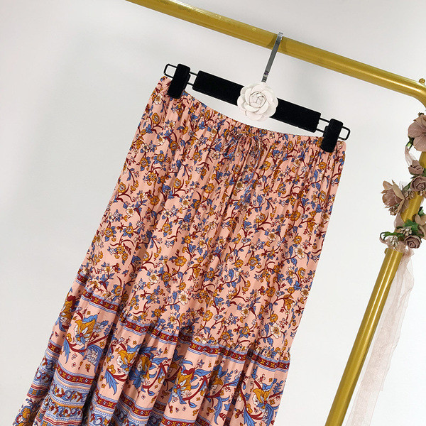 Hosszú szabású szoknya magas derékkal, színes mintával