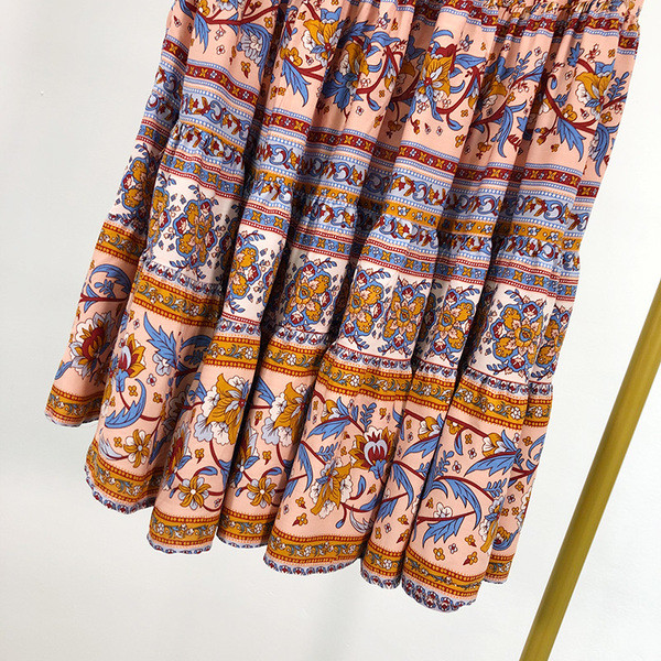 Hosszú szabású szoknya magas derékkal, színes mintával