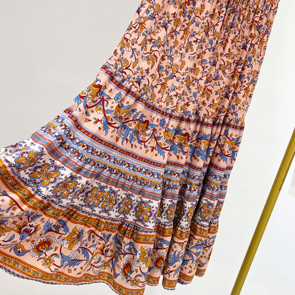 Hosszú szabású szoknya magas derékkal, színes mintával