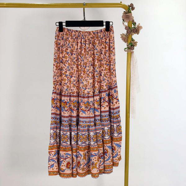 Hosszú szabású szoknya magas derékkal, színes mintával