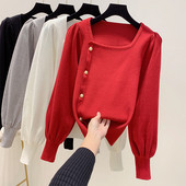 Modern női pulóver négyzet alakú nyakkivágással és gombokkal több színben