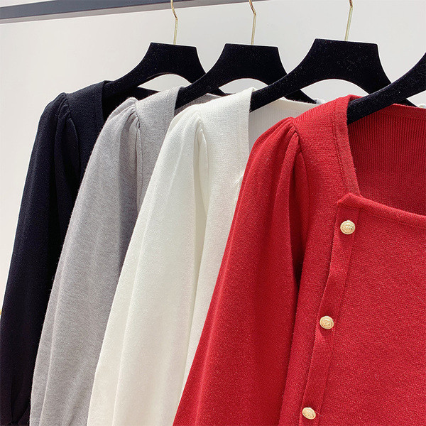 Modern női pulóver négyzet alakú nyakkivágással és gombokkal több színben