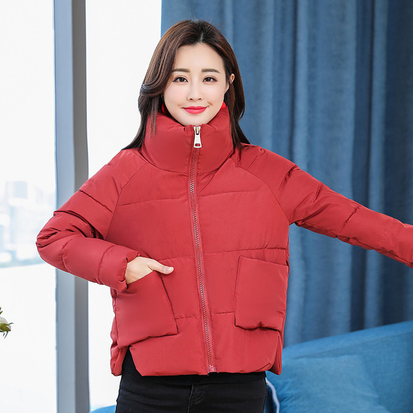 Női alkalmi kabát aszimmetrikus modell piros, fehér, fekete és bézs színben