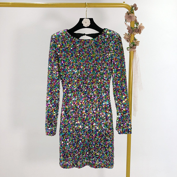 Σύντομο κομψόγυαι φόρεμα με παγιέτες με μακριά μανίκια και οβάλ ντεκολτέ