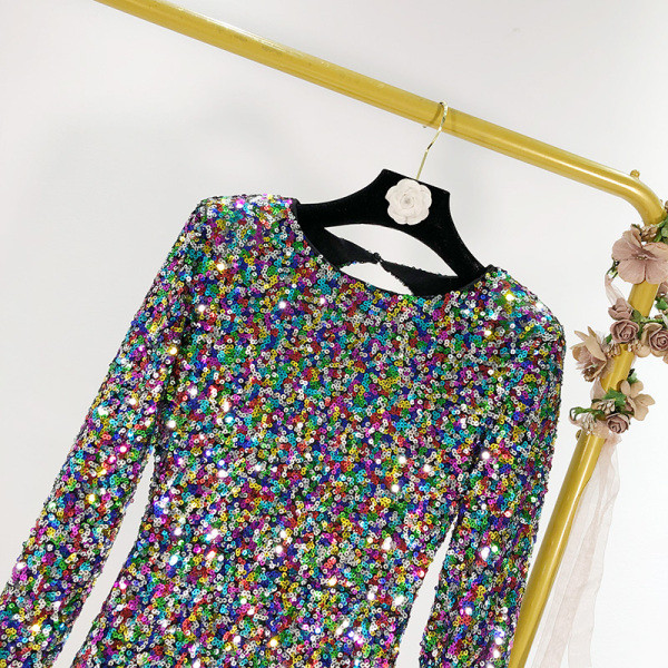 Σύντομο κομψόγυαι φόρεμα με παγιέτες με μακριά μανίκια και οβάλ ντεκολτέ