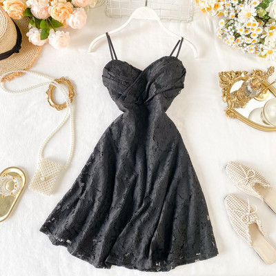 Γυναικείο φόρεμα από δαντέλα σε πέντε χρώματα με λεπτές λουρίδες και V-neck