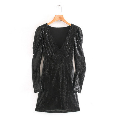 Modern női ruha mély nyakkivágással és puffos ujjakkal, fekete, szürke és fehér színben, flitterekkel