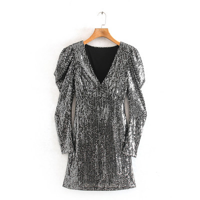 Modern női ruha mély nyakkivágással és puffos ujjakkal, fekete, szürke és fehér színben, flitterekkel