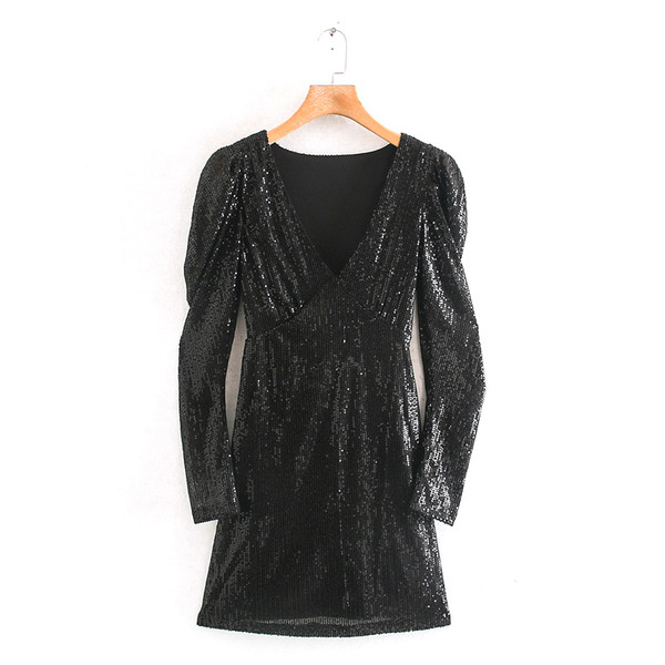 Modern női ruha mély nyakkivágással és puffos ujjakkal, fekete, szürke és fehér színben, flitterekkel