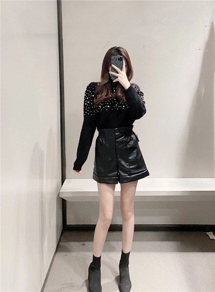 Modern divatos műbőr rövidnadrág fekete színben, magas elasztikus derékkal