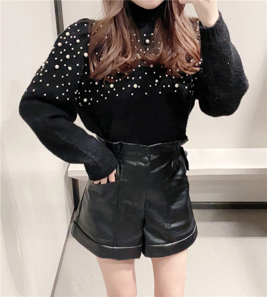 Modern divatos műbőr rövidnadrág fekete színben, magas elasztikus derékkal