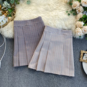 Σύντομη γυναικεία φούστα σε ρετρό στιλ σε καφέ και μπεζ χρώμα με υψηλή μέση