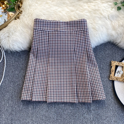 Σύντομη γυναικεία φούστα σε ρετρό στιλ σε καφέ και μπεζ χρώμα με υψηλή μέση