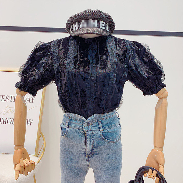 Modern női blúz rövid ujjal és ovális nyakkivágással fehér, bézs, rózsaszín és fekete színben