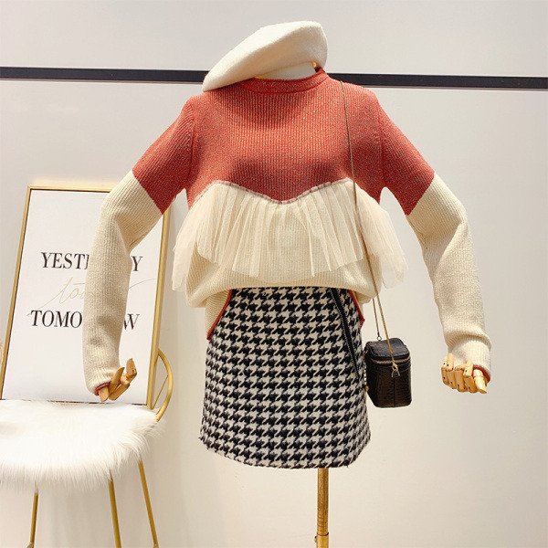 Modern női pulóver ovális nyakkivágással és tüllel piros és fekete színben