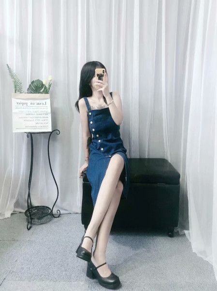 Modern farmerruha aszimmetrikus rögzítéssel és vékony kék pánttal