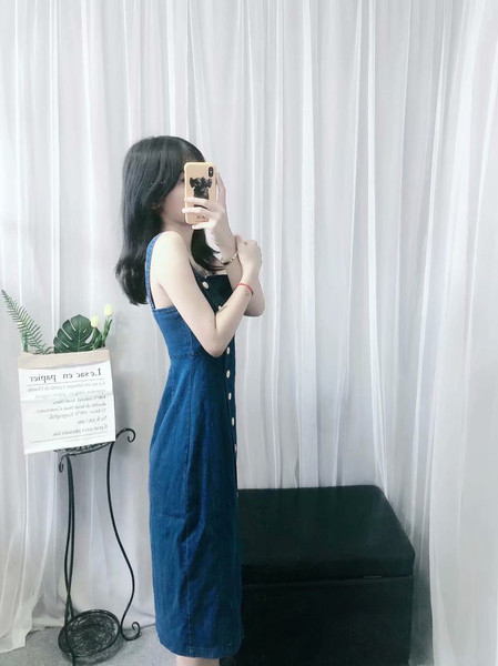 Modern farmerruha aszimmetrikus rögzítéssel és vékony kék pánttal