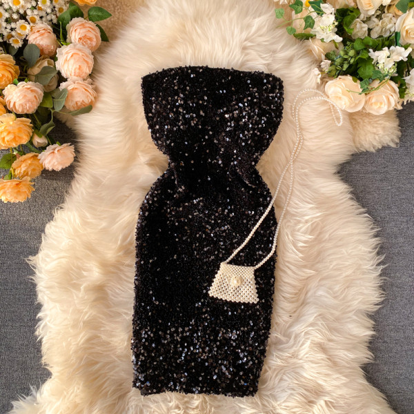 Stílusos női ruha ezüst és fekete színben, flitterekkel