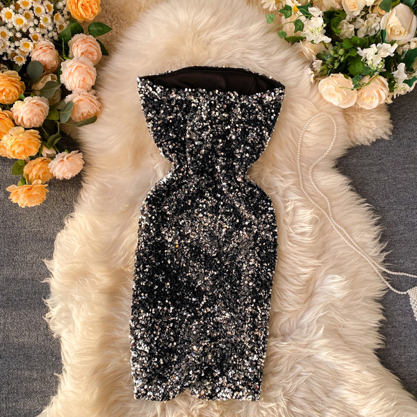 Stílusos női ruha ezüst és fekete színben, flitterekkel