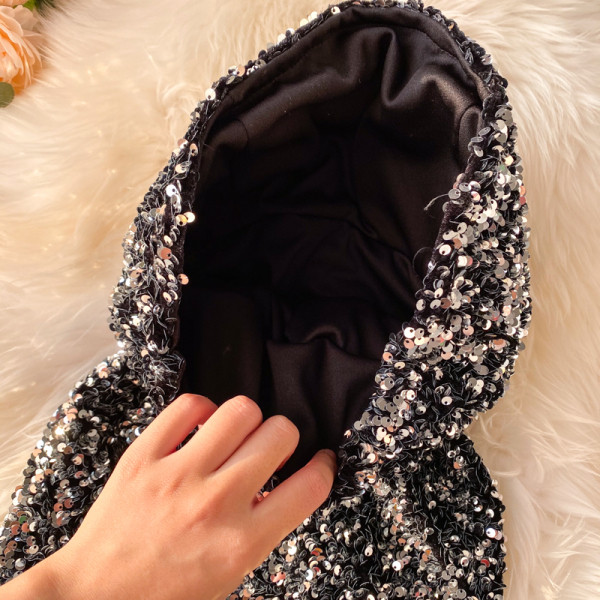 Stílusos női ruha ezüst és fekete színben, flitterekkel