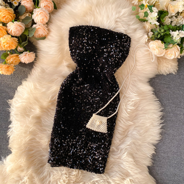 Stílusos női ruha ezüst és fekete színben, flitterekkel