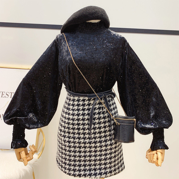 Μοντέρνα γυναικεία μπλούζα με ψηλό κολάρο και μακρύ μανίκι - ευρύ μοτίβο σε μαύρο, λευκό και ροζ χρώμα