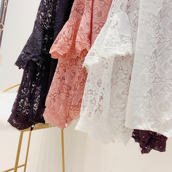 Modern női ing csipkével és fürtökkel, rózsaszín, fehér és fekete színben