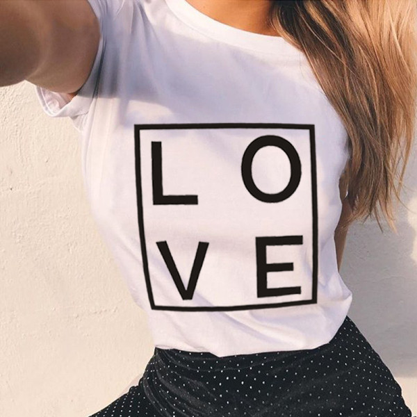 Γυναικείο καθημερινό μπλουζάκι με επιγραφή και στρογγυλό ντεκολτέ σε άσπρο χρώμα