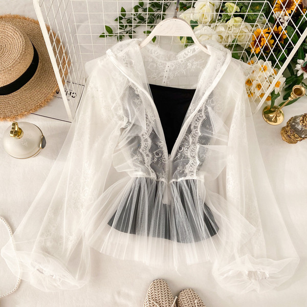 Modern női ing fehér, fekete és bézs színben, csipkével és tüllel