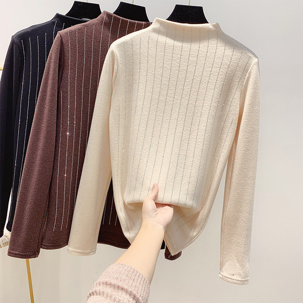 Modern női blúz fényes mintával és magas gallérral fekete, bézs barna színben