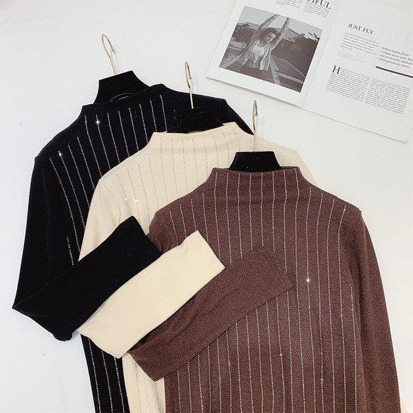 Modern női blúz fényes mintával és magas gallérral fekete, bézs barna színben