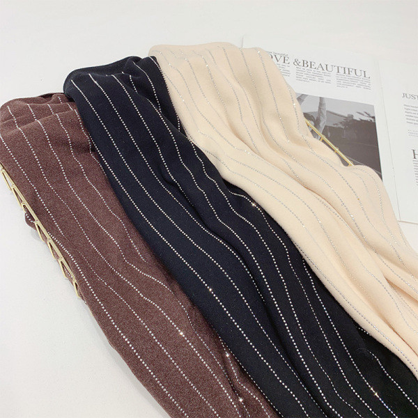 Modern női blúz fényes mintával és magas gallérral fekete, bézs barna színben